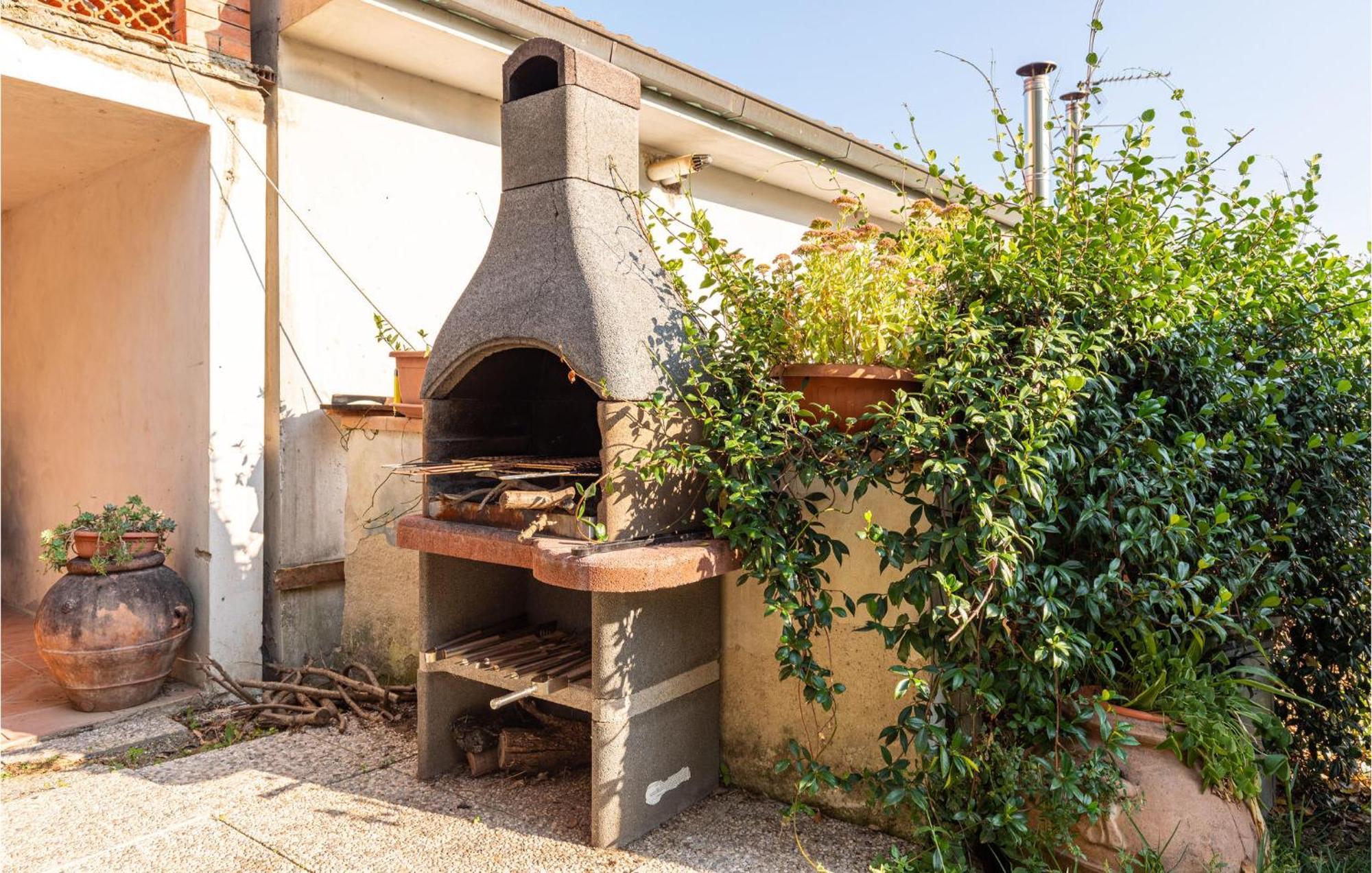 Awesome Home In Marliana With Kitchenette Buitenkant foto